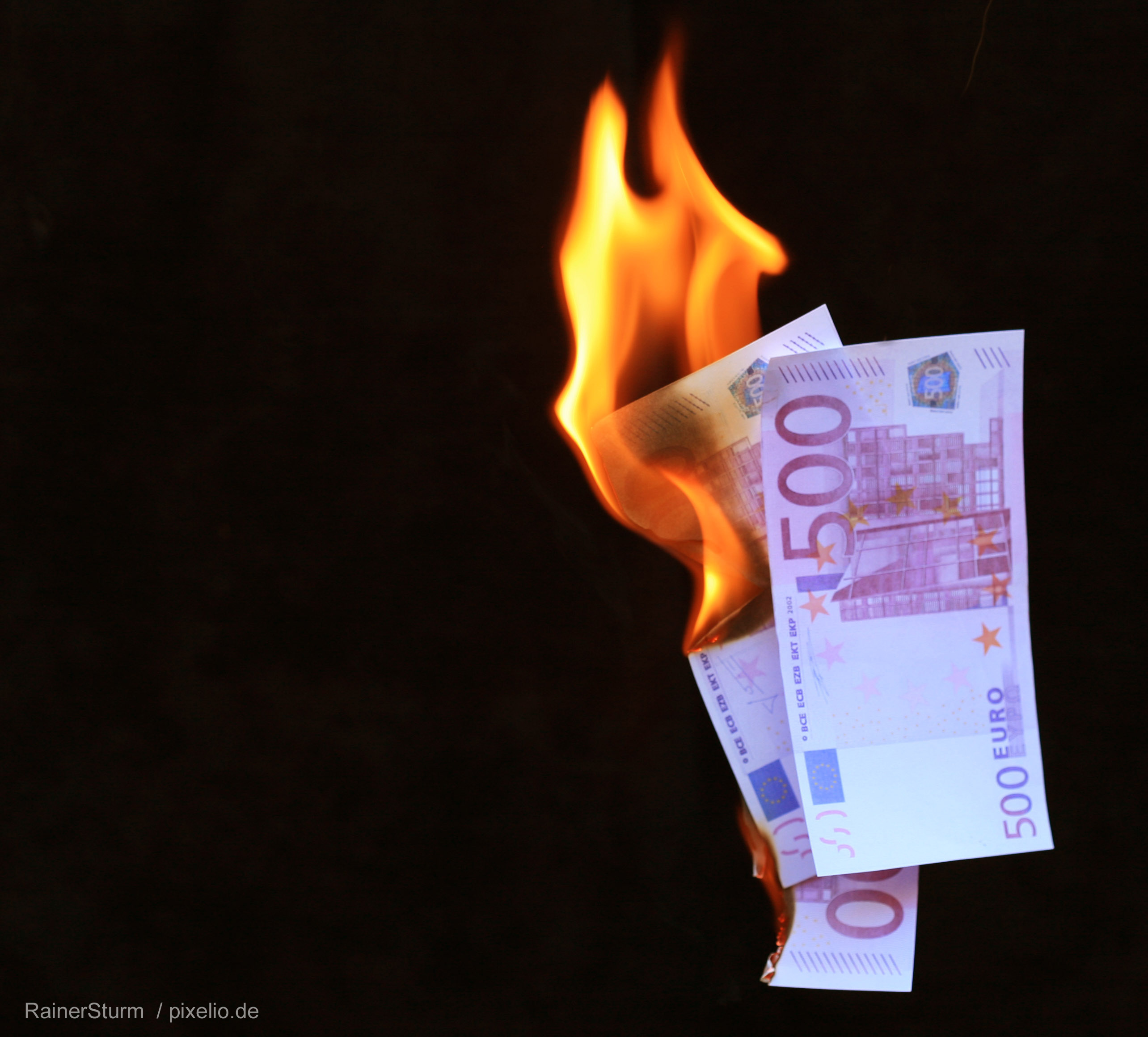 Foto von verbrennenden Euro-Scheinen